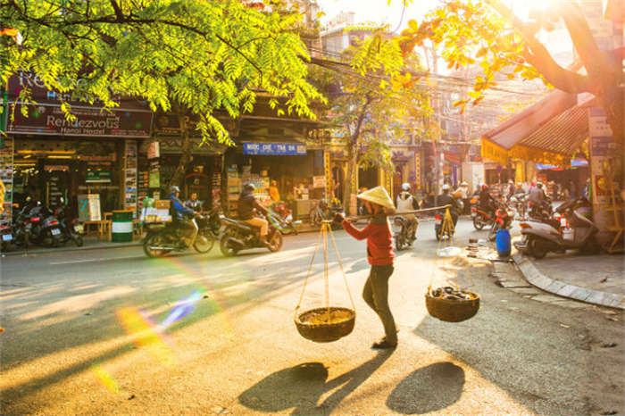 Foreign tourists love the cold weather, especially in Hanoi
